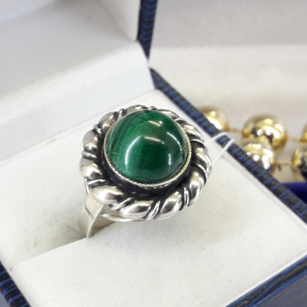Класичне срібне кільце з малахітом