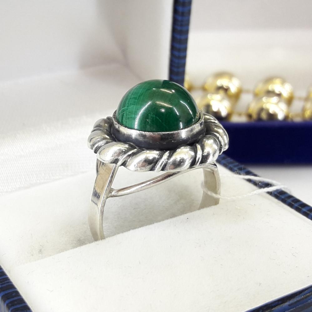 Класичне срібне кільце з малахітом