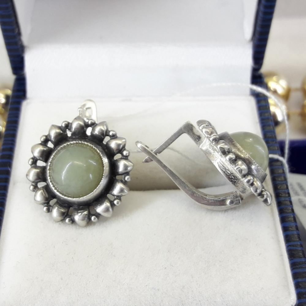 Класичні срібні сережки з нефритом
