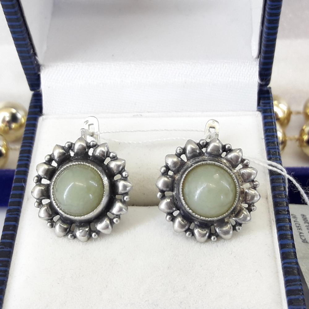 Класичні срібні сережки з нефритом