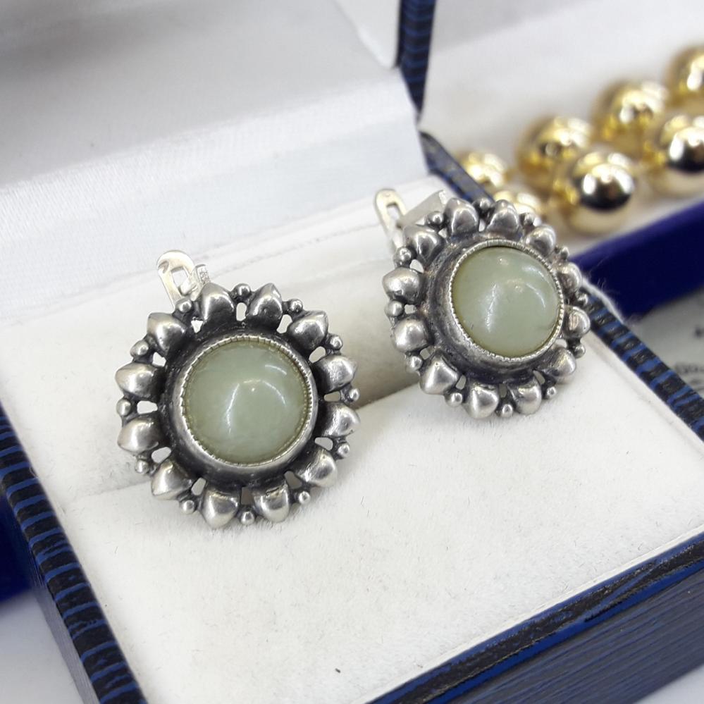 Класичні срібні сережки з нефритом