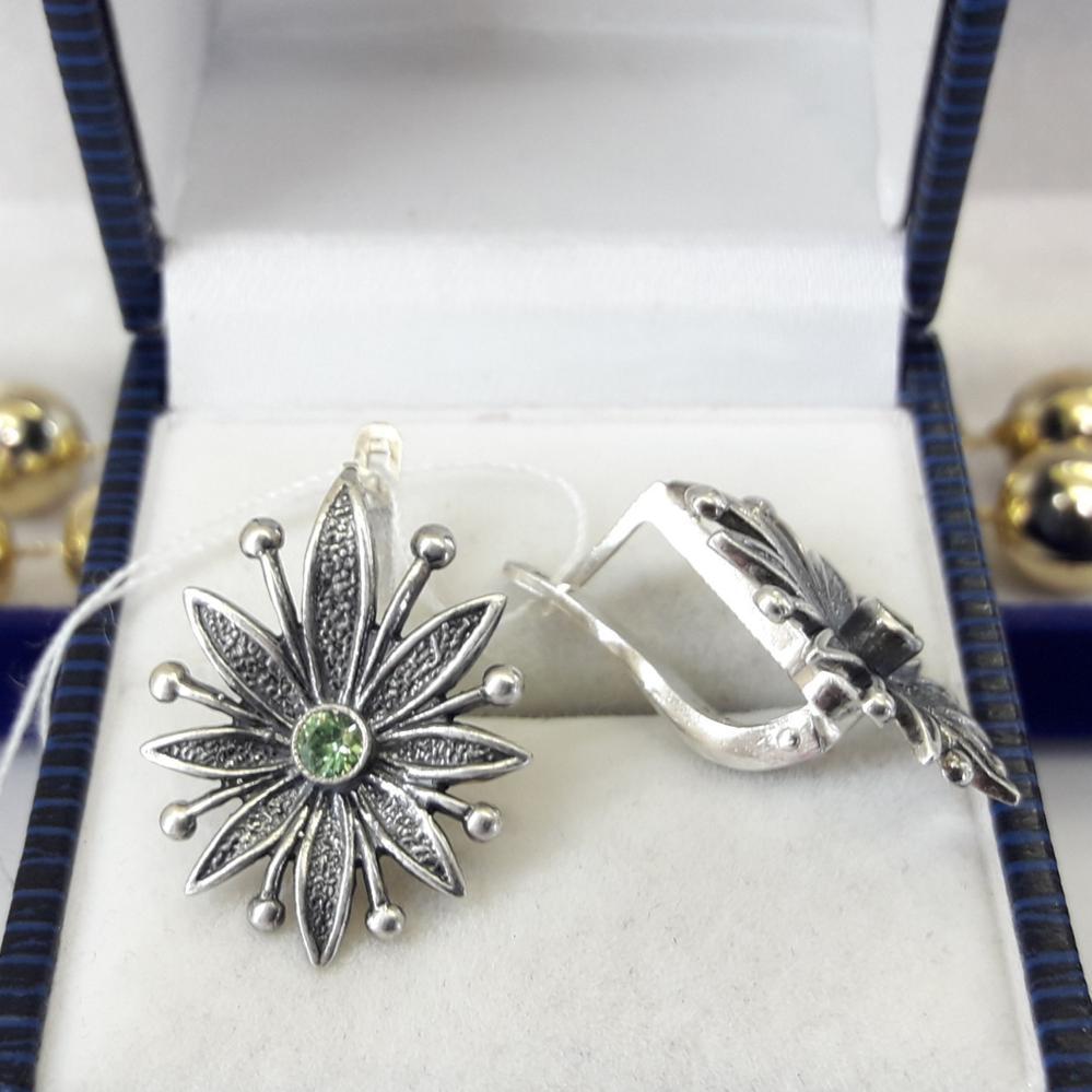 Класичні срібні сережки із зеленим камінням