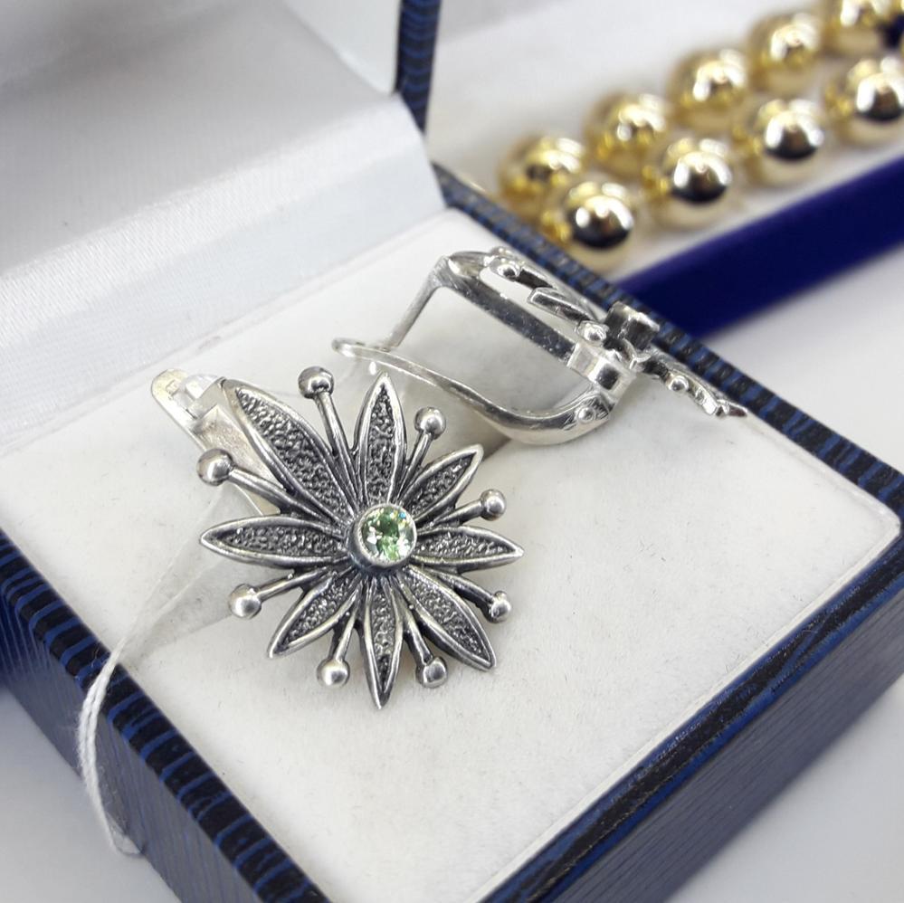 Класичні срібні сережки із зеленим камінням