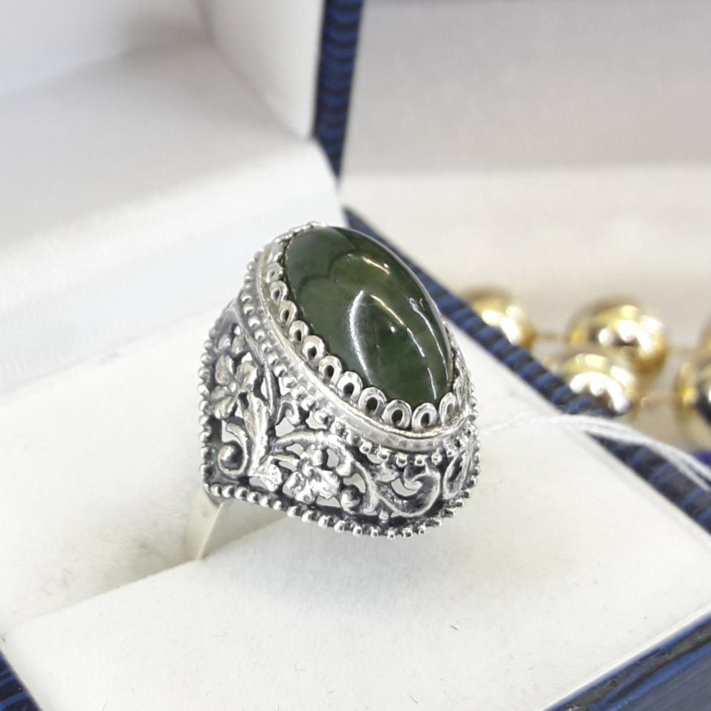 Класичне срібне кільце з нефритом