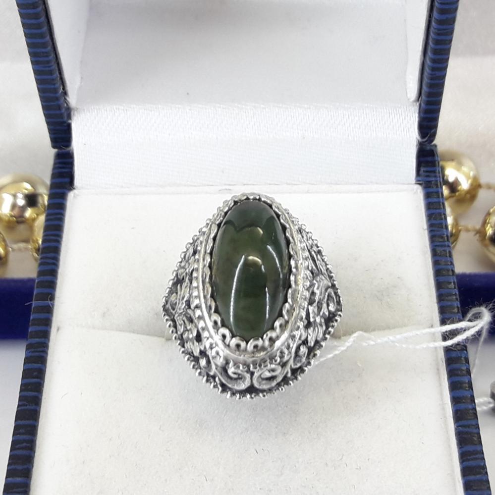 Класичне срібне кільце з нефритом