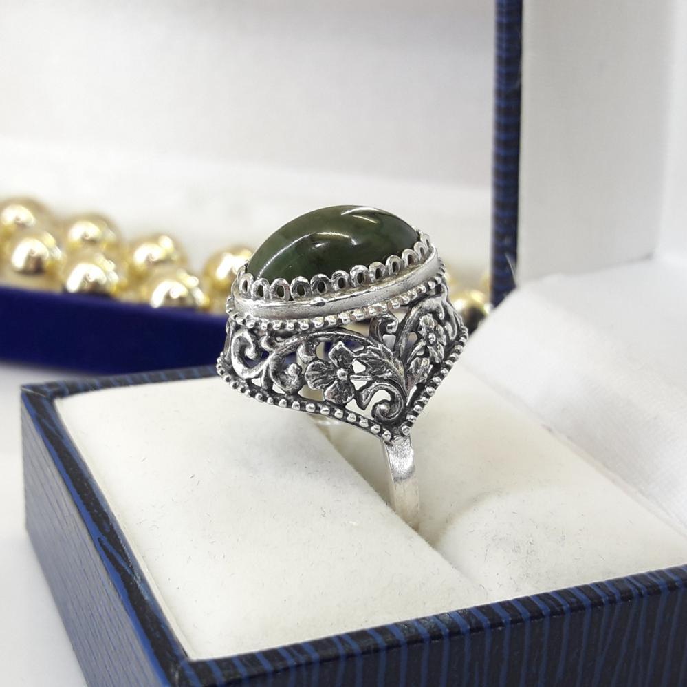 Класичне срібне кільце з нефритом