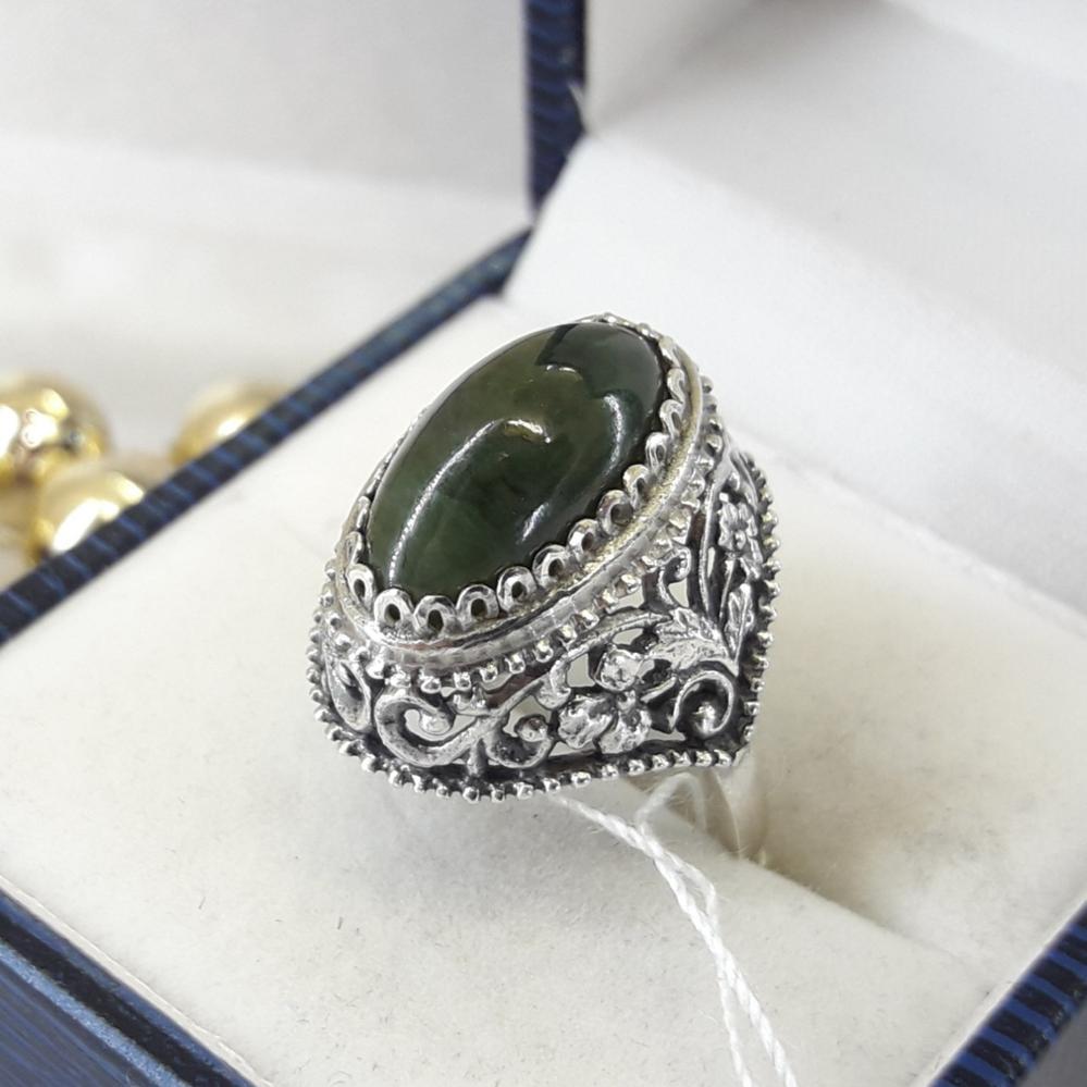 Класичне срібне кільце з нефритом