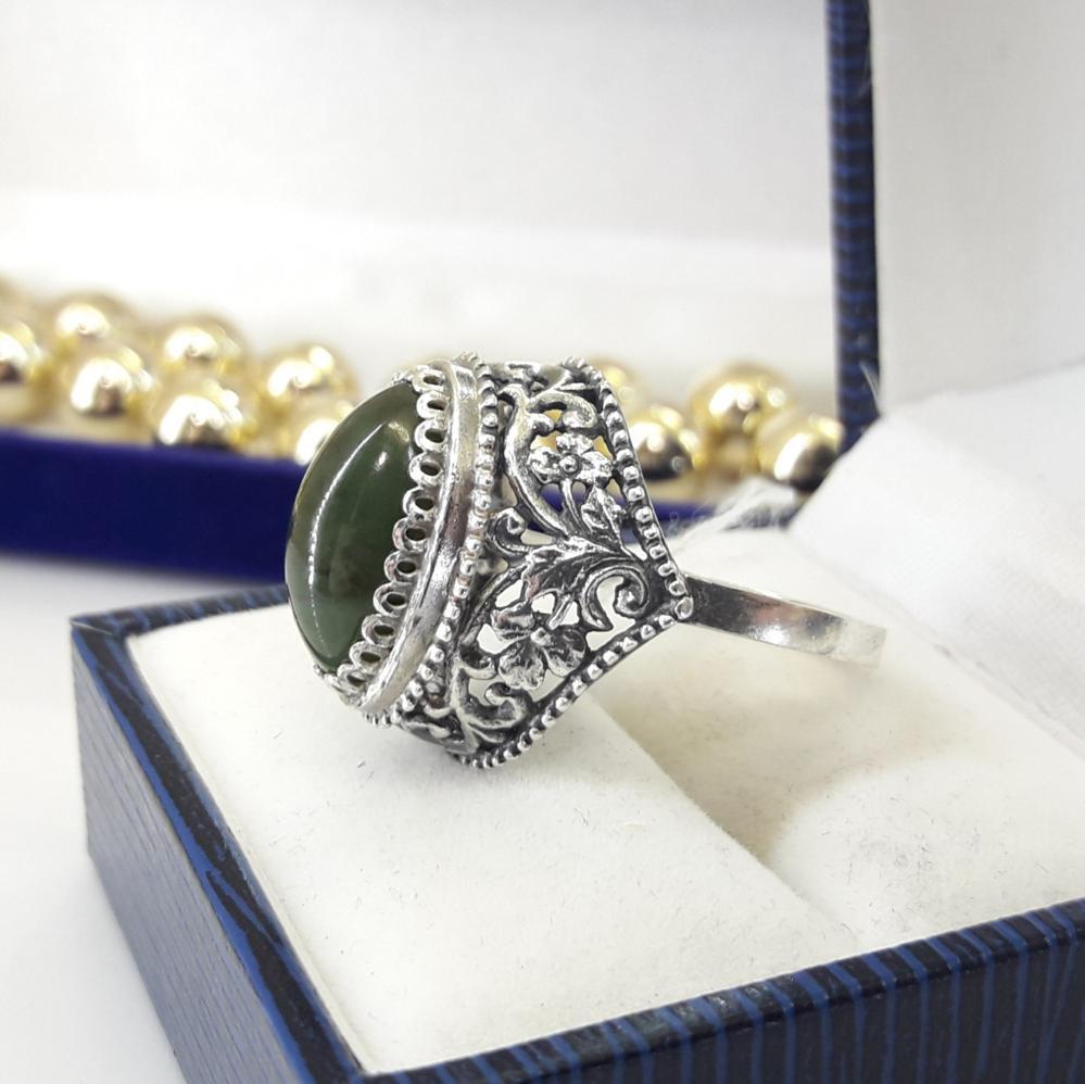 Класичне срібне кільце з нефритом