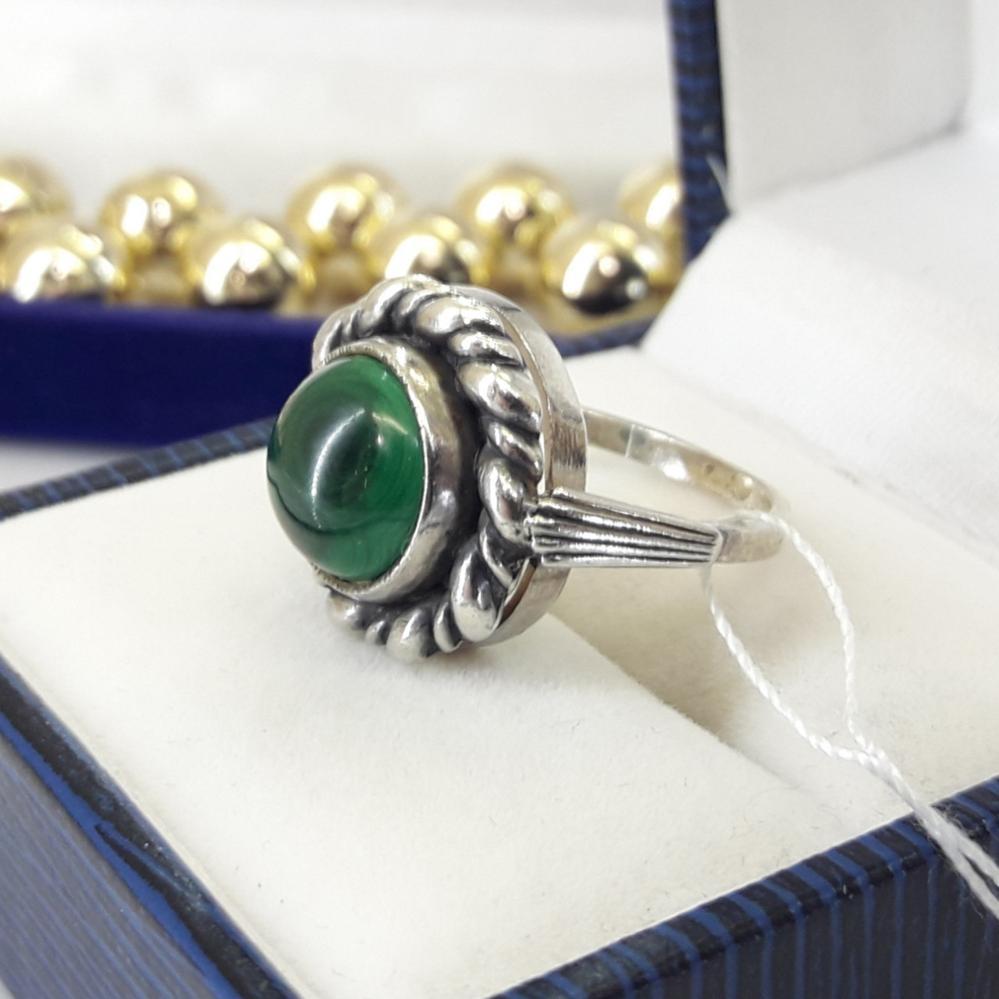 Класичне срібне кільце з малахітом