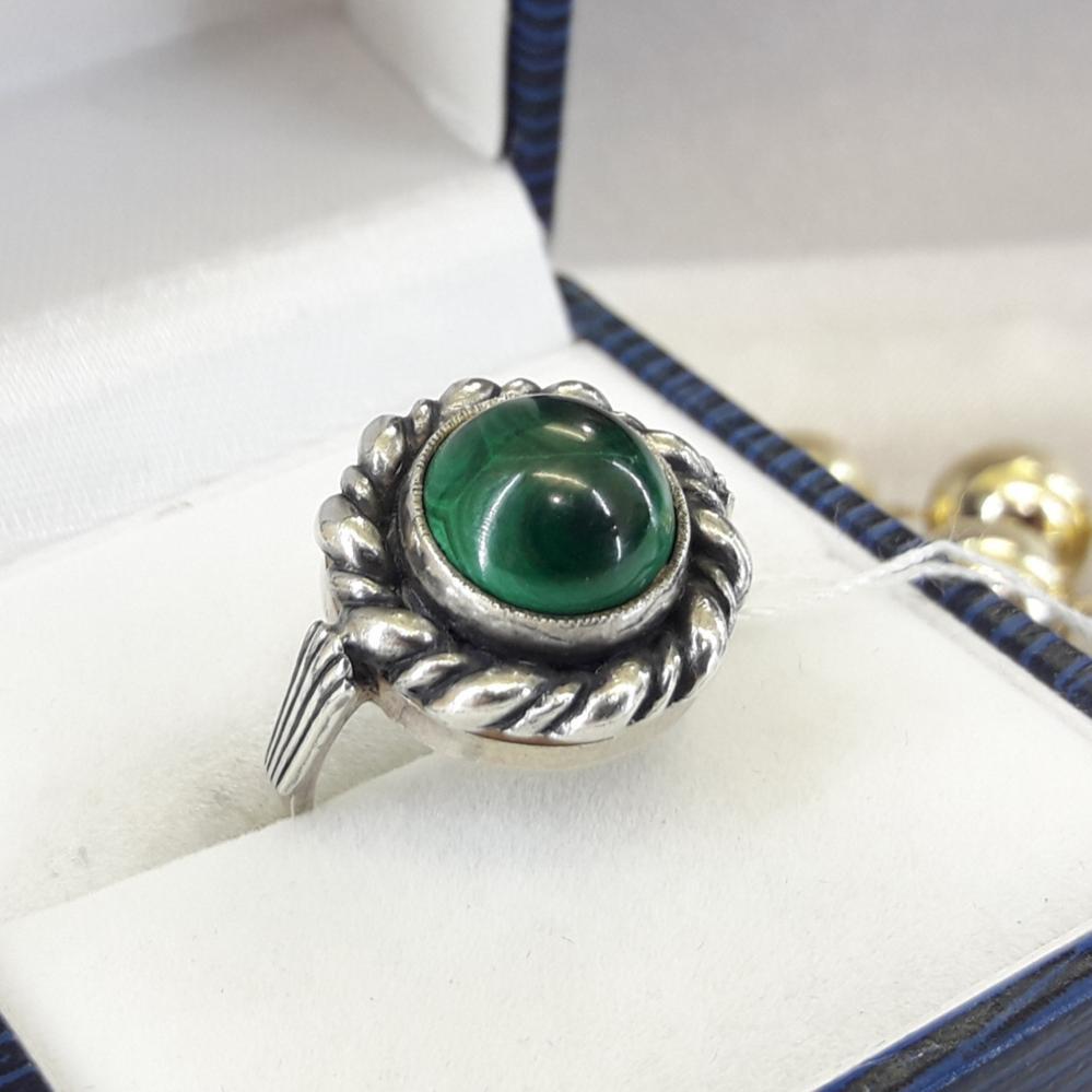 Класичне срібне кільце з малахітом