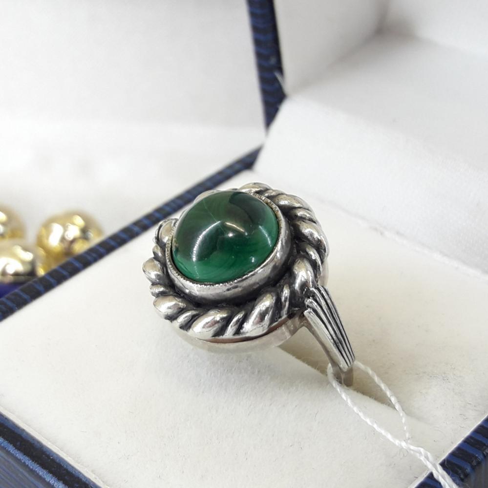 Класичне срібне кільце з малахітом