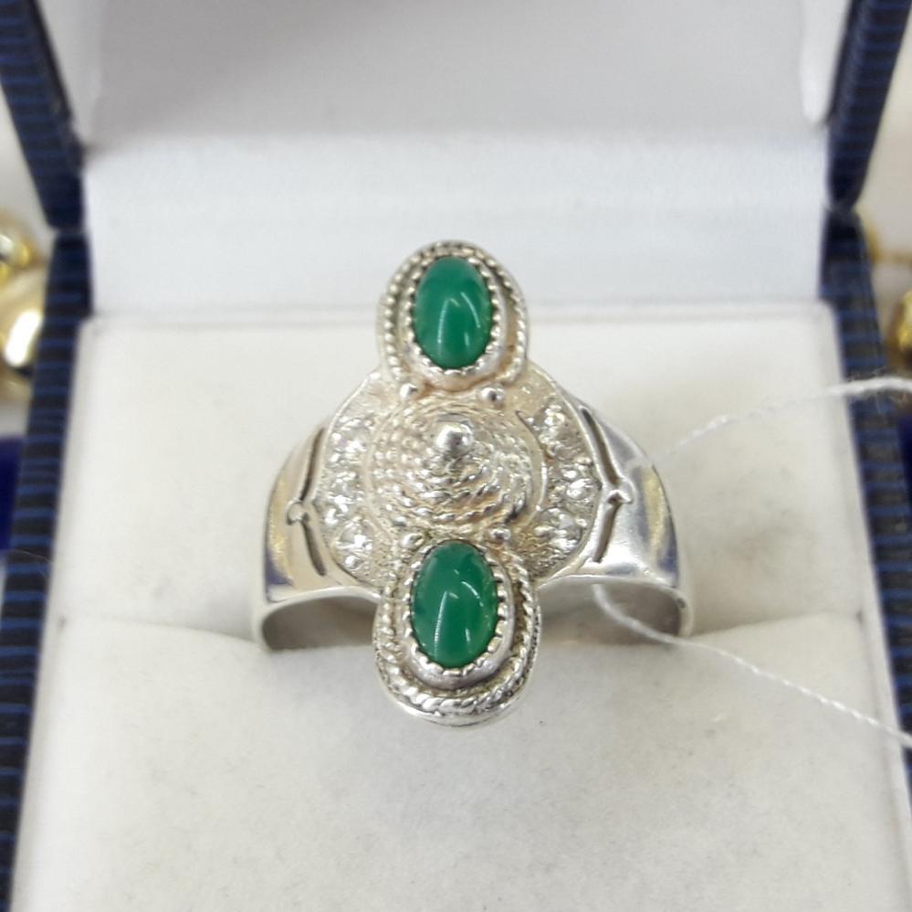 Срібне кільце з нефритом