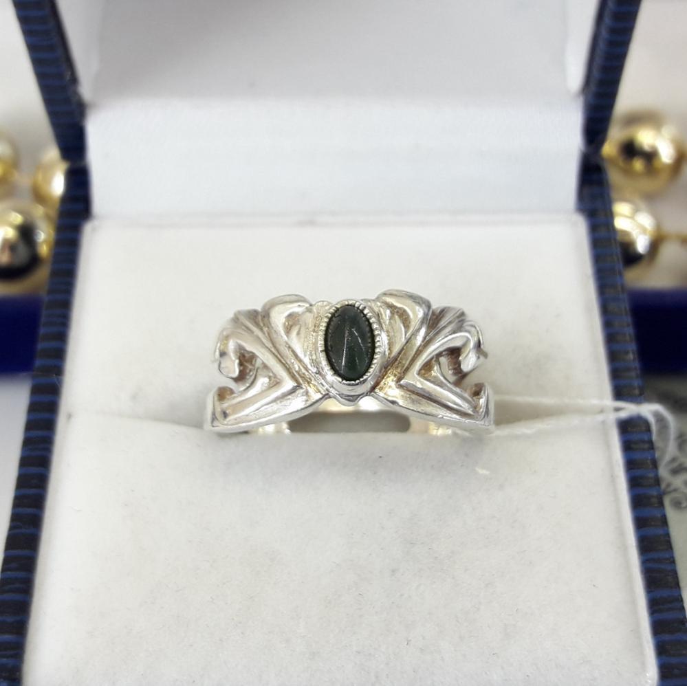 Срібне кільце з нефритом