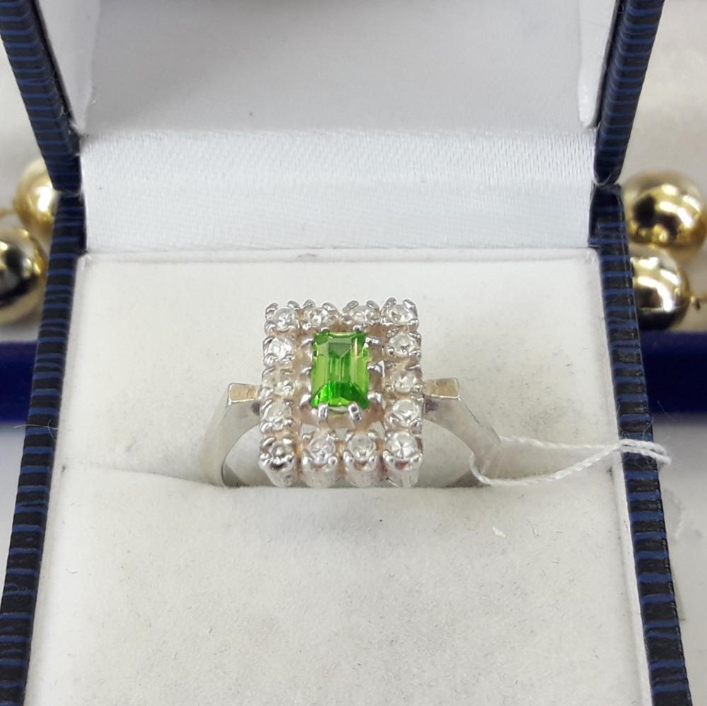 Срібне класичне кільце із салатовим каменем