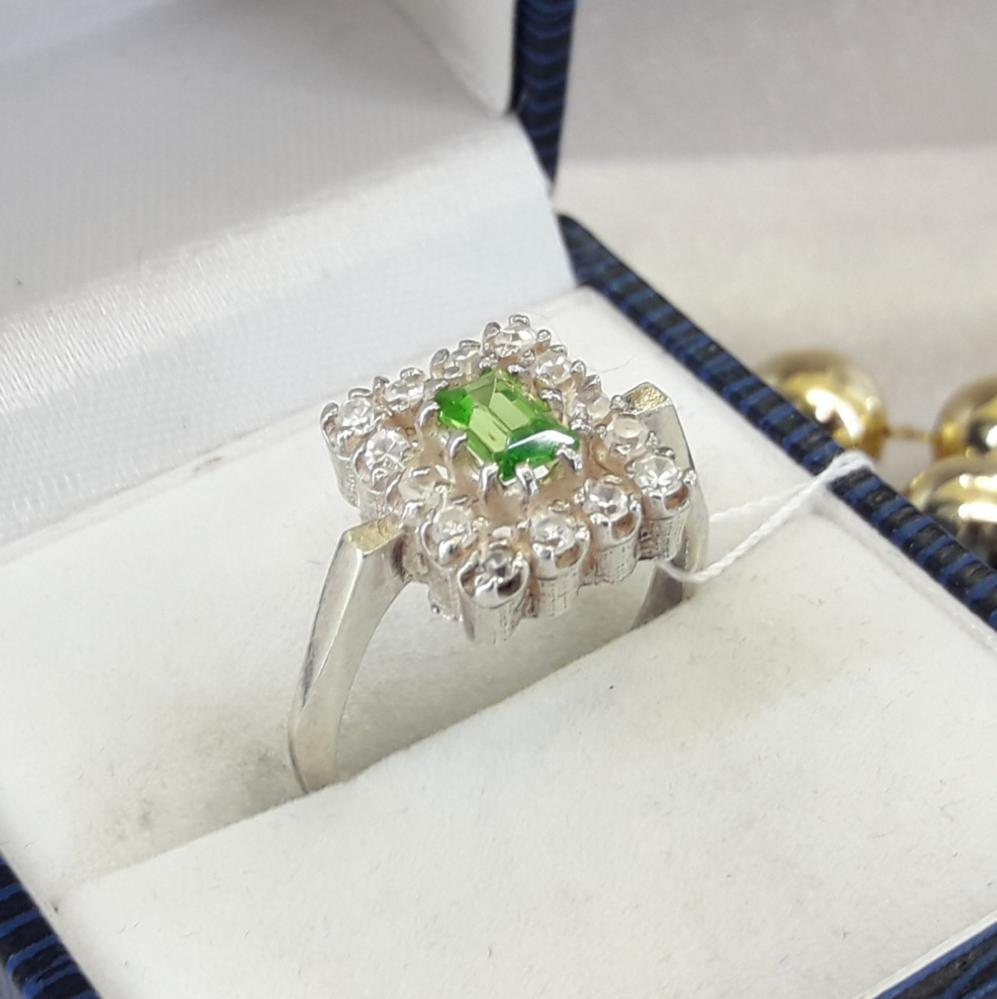 Срібне класичне кільце із салатовим каменем