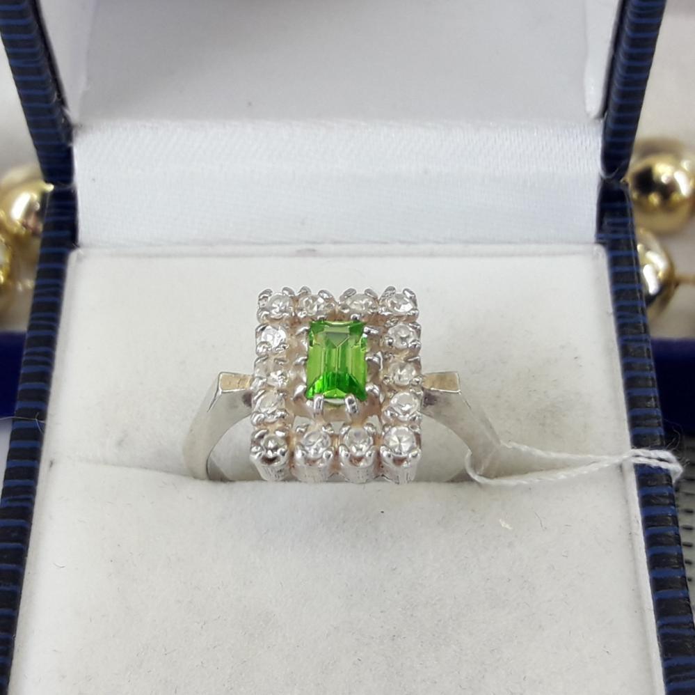 Срібне класичне кільце із салатовим каменем