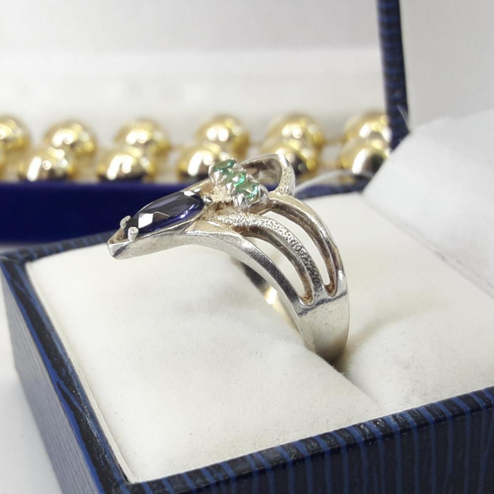 Срібне кільце з бузковим і зеленим каменем