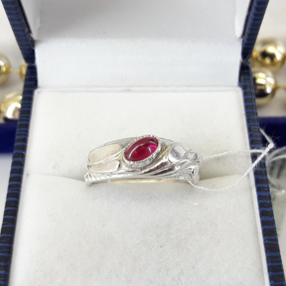 Класичне срібне кільце з червоним каменем