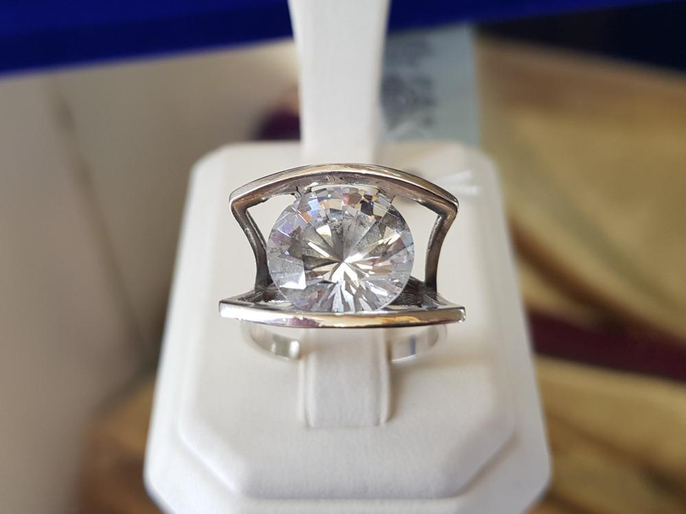 Срібне кільце з кубічним цирконієм