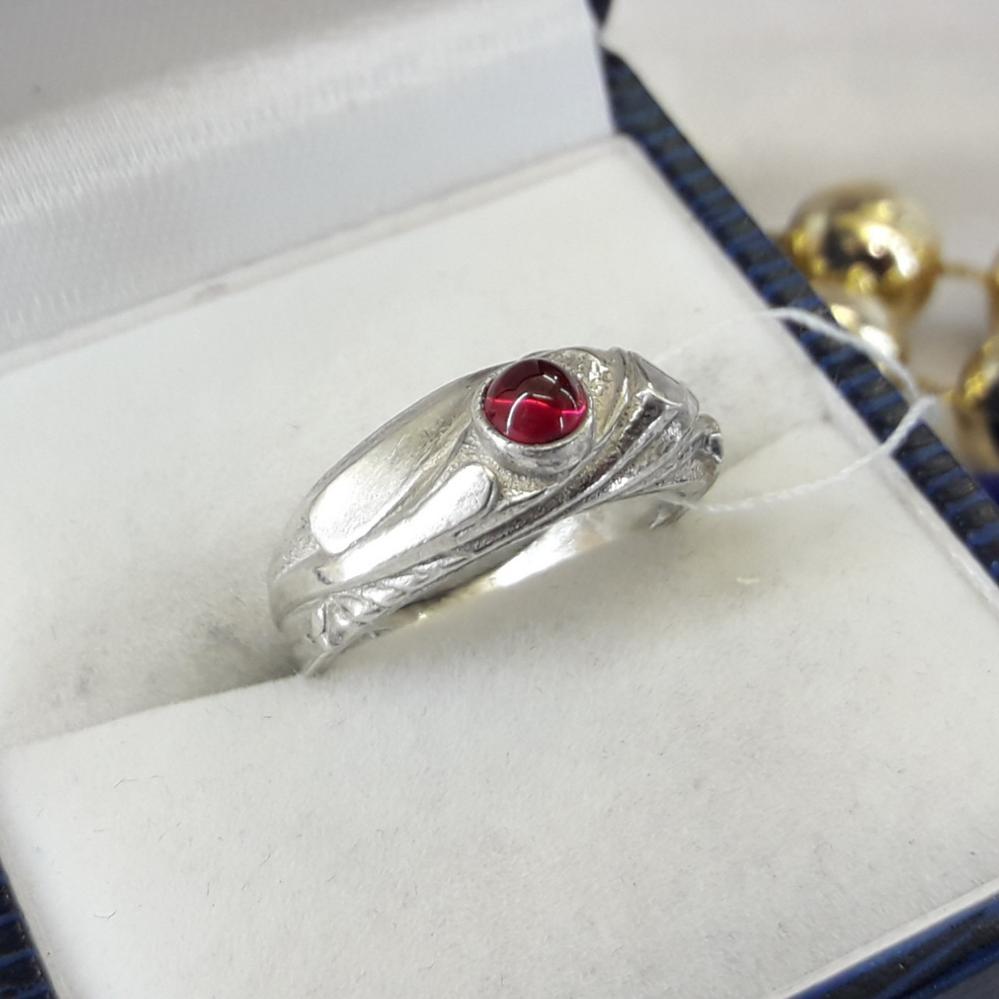 Класичне срібне кільце з червоним каменем