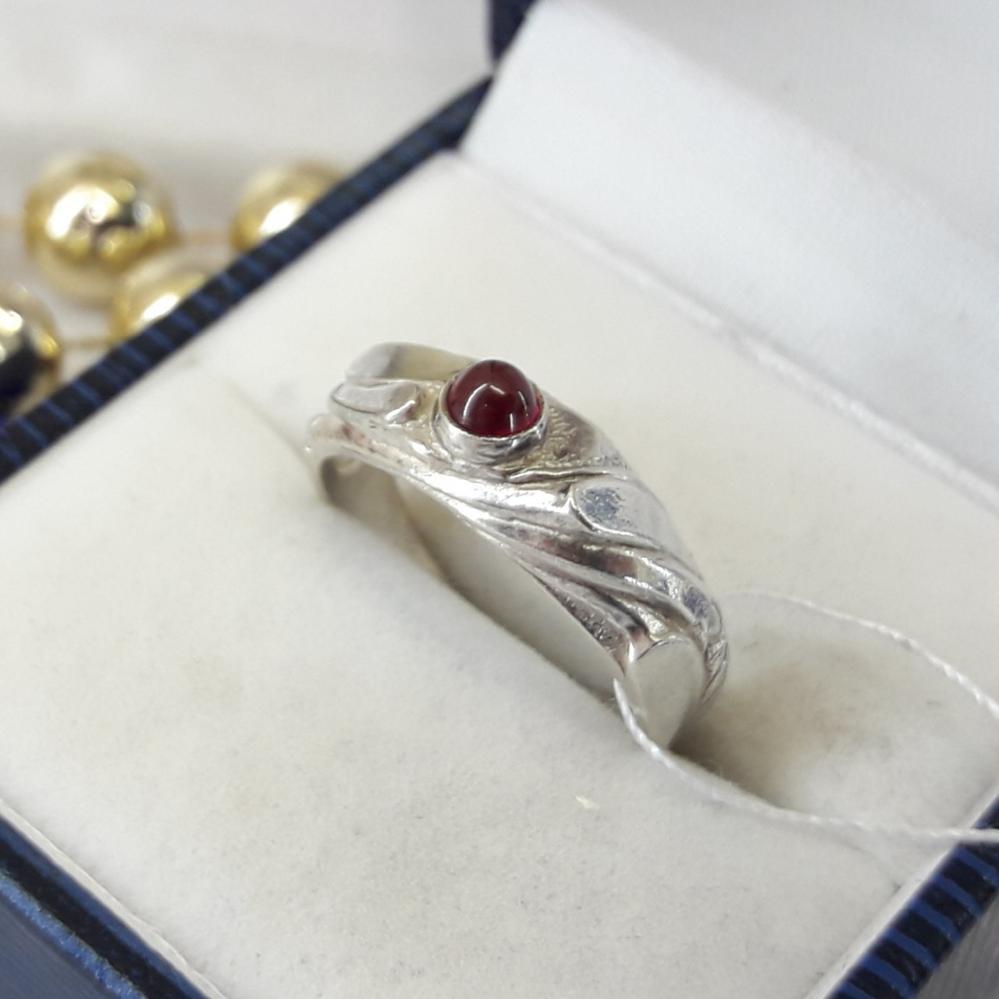 Класичне срібне кільце з червоним каменем