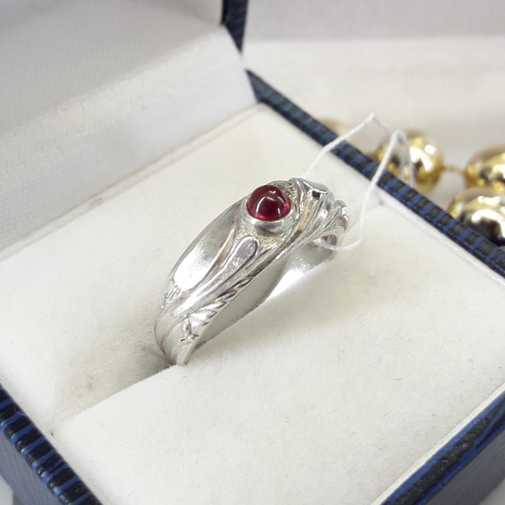 Класичне срібне кільце з червоним каменем