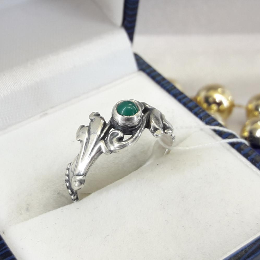 Срібне кільце з нефритом