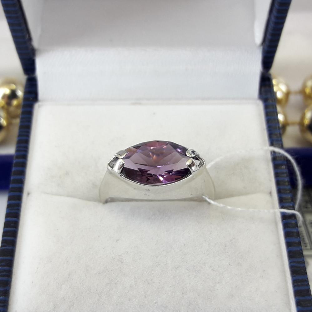 Срібне кільце з бузковим каменем