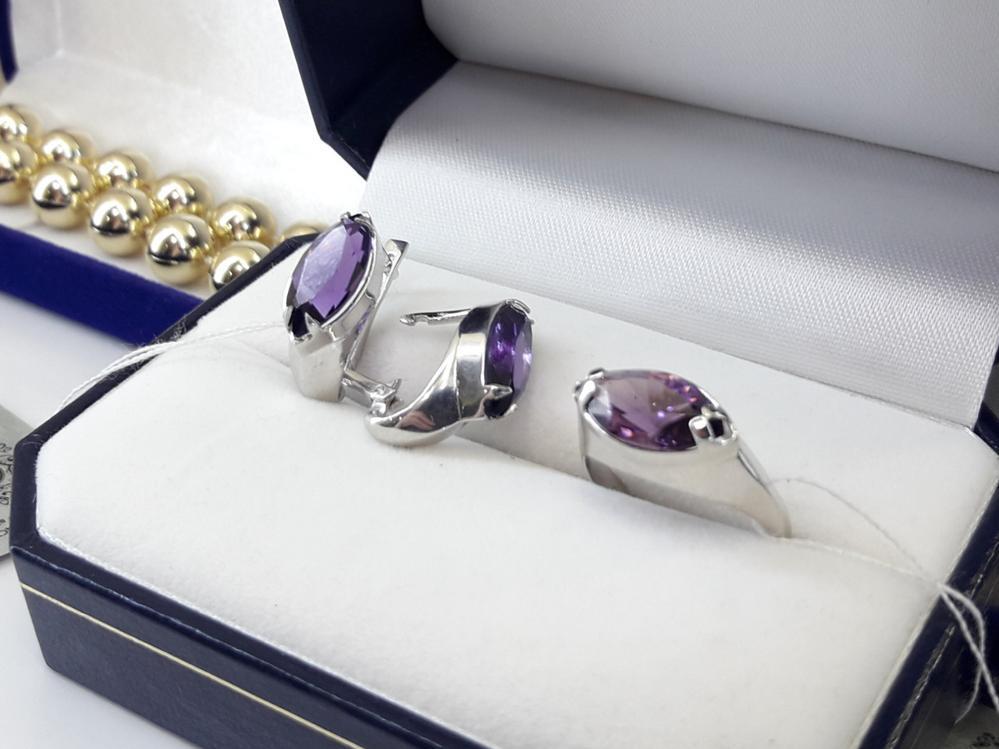 Срібне кільце з бузковим каменем