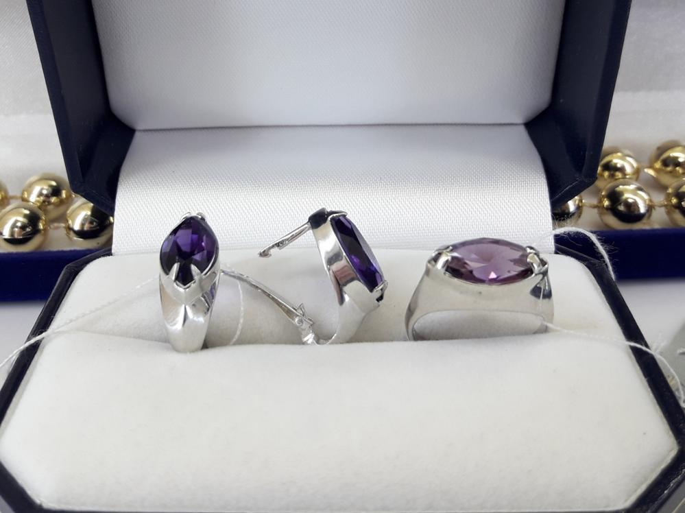 Срібне кільце з бузковим каменем