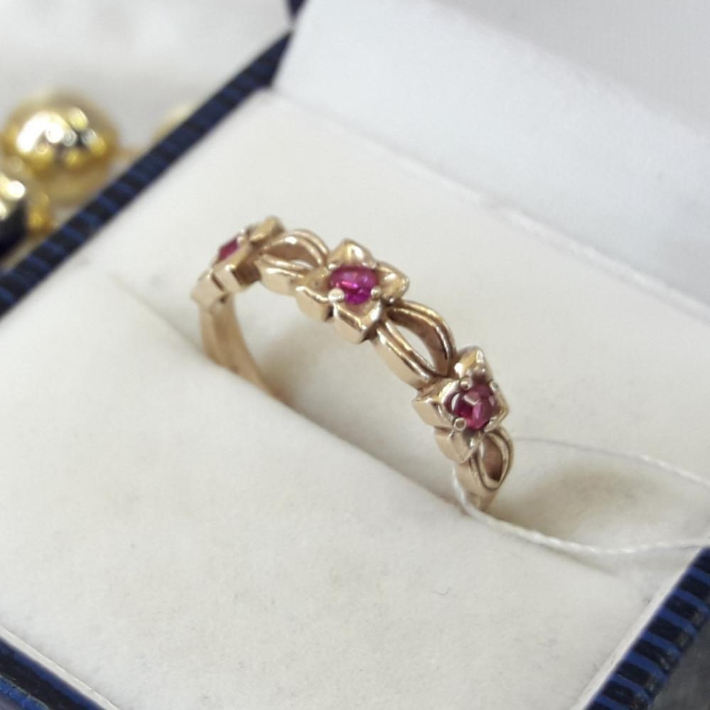 Срібне кільце в позолоті з червоним камінням