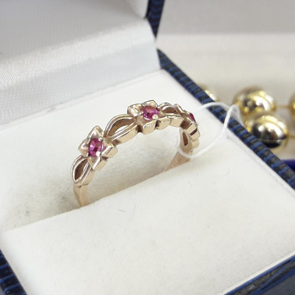 Срібне кільце в позолоті з червоним камінням