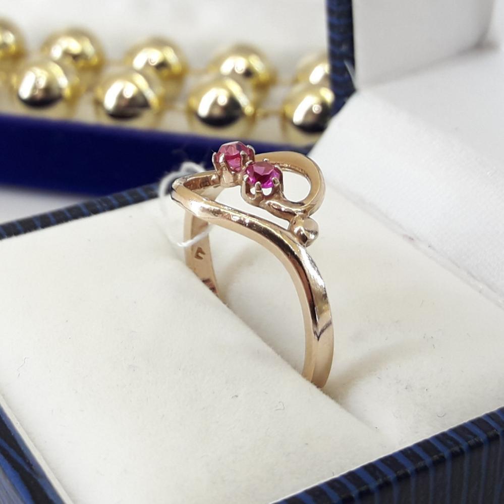 Класичне срібне кільце з червоним камінням у позолоті