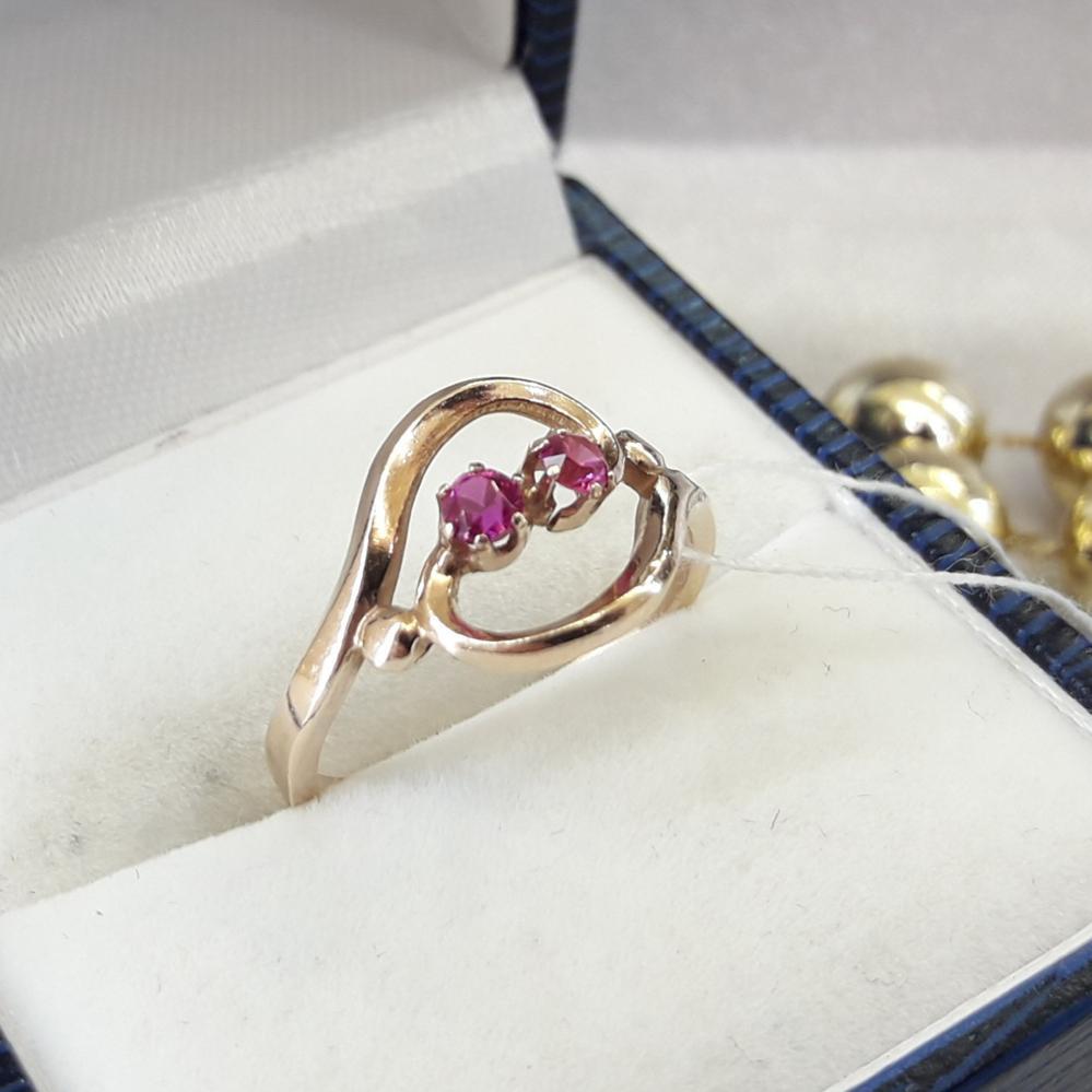 Класичне срібне кільце з червоним камінням у позолоті