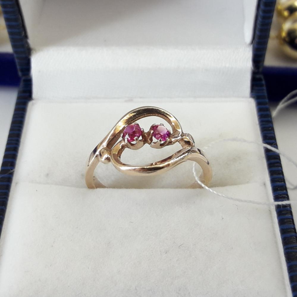 Класичне срібне кільце з червоним камінням у позолоті