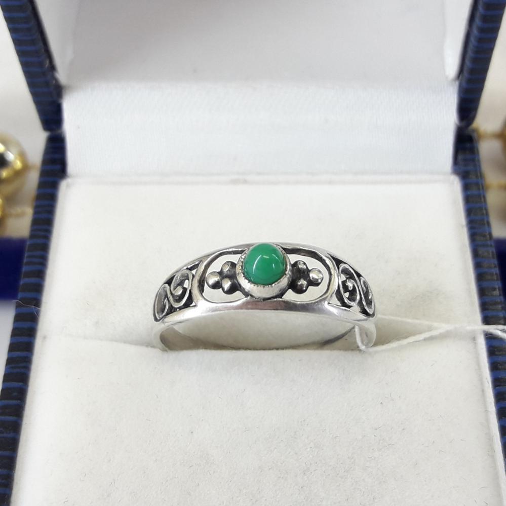 Срібне кільце з нефритом