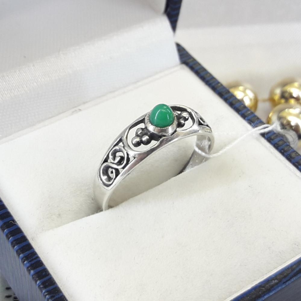 Срібне кільце з нефритом