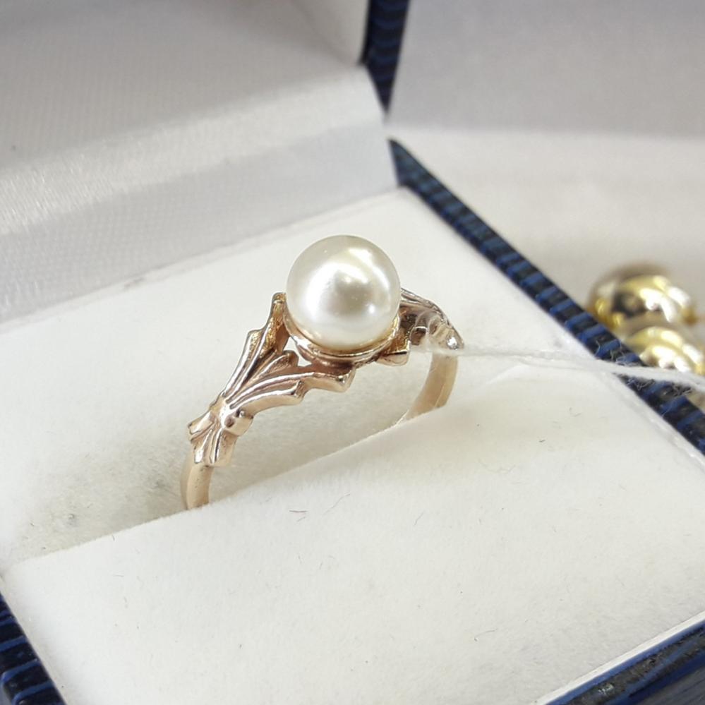 Класичне срібне кільце з перлами в позолоті